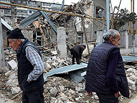 Жители Степанакерта на руинах дома послеартобстрала азербайджанской артиллерией. Нагорный Карабах, Степанакерт 10 октября 2020 года