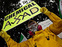 Демонстрант с сирийскими корнями призывает к нанесению удара по Сирии за использование химического оружия против собственного народа. 9 сентября 2013 года, Вашингтон