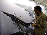 Роберт Бальсерак из Lockheed Martin, исполнительный директор по программам превосходства в воздухе, объясняет возможности F-21 на выставке DefExpo в Лакхнау, Индия