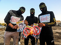 Активисты "Исламского джихада" сжигают фотографии президента Франции. Рафах, юг сектора Газы, 26 октября 2020 года