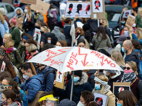 Активисты-правозащитницы на акции протеста против недавнего ужесточения польского закона об ограничении абортов. Польша, 28 октября 2020 года