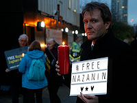 Муж Назанин Загари-Рэтклифф, Ричард, во время пикета у посольства Ирана в Лондоне, 16 января 2017 года
