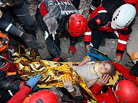 Спасатели извлекли из-под завалов четырехлетнюю Айду Гезгин. Измир, Турция, 3 ноября 2020 года
