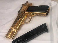 Полиция пресекла предсвадебную церемонию в Тайбэ: конфискован "золотой" пистолет