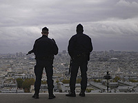 В Париже неизвестный, вооруженный двумя ножами, пытался напасть на сотрудников полиции