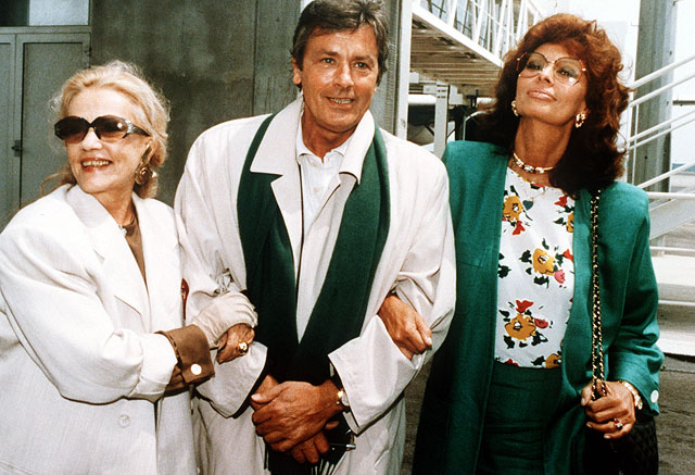 Ален Делон (в центре) с Жанной Моро (слева) и Софи Лорен, 1989 год