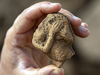 Археологи нашли в цитадели небольшой камень, из которого были высечены руки человека, вероятно, обхватывающие голову.