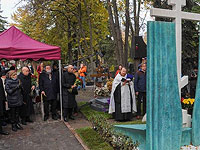 Крест на могиле Галины Волчек некоторые СМИ приняли за православный символ на могиле Михаила Жванецкого
