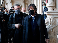 Пострадавший Марк Мугалян (справа) и французский адвокат Тибо де Монбриаль (слева) в день открытия судебного процесса по делу о теракте в поезде Амстердам &#8211; Париж. В здании суда Парижа, 16 ноября 2020 года
