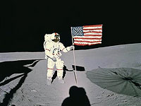 Участник лунной миссии "Аполлон-14" астронавт Алан Шепард водружает американский флаг на поверхности Луны. Февраль 1971 года
