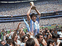 Диего Марадона празднует победу команды Аргентины на чемпионате мира, 1986 год
