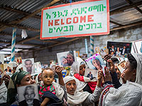 Члены еврейской общины Эфиопии держат фотографии своих родственников в Израиле во время акции в синагоге в Аддис-Абебе, Эфиопия