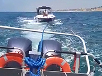 Морская полиция спасла рыбаков, лодку которых отнесло далеко от берега