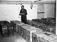 Одно из хранилищ Рейхсбанка во Франкфурте, в котором хранилось 120 тонн серебряных слитков. Июль 1945 года