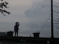 В Индонезии тысячи человек эвакуированы в связи с извержением вулкана