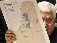 Генсек ПА Махмуд Аббас держит в руках карту с планом предложенным президентом США Дональдом Трампом