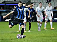 Ханс Ванакен реализует пенальти