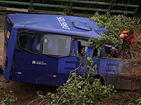 На юго-востоке Бразилии пассажирский автобус сорвался с виадука