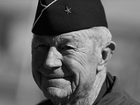 Легендарный американский летчик Чак Йегер умер в возрасте 97 лет