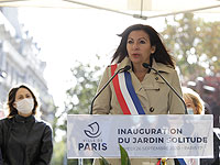 Мэр Парижа Анн Идальго произносит свою речь во время открытия парка в честь женщины, которая боролась за освобождение рабов на карибском острове Гваделупа. 26 сентября 2020 года