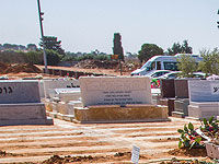 На кладбище в Петах-Тикве мужчина упал в пустую могилу и умер