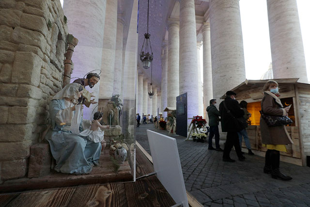 Выставка рождественских вертепов под колоннадой собора Святого Петра в Ватикане