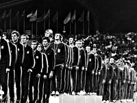 Церемония награждения призеров футбольного турнира Мюнхенской олимпиады. Сборная СССР завоевала бронзовые медали
