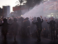 Полиция использует водометные машины при разгоне акции протеста "харедим" на 4-м шоссе