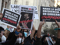 Протестующие против смещения президента Мартина Вискарры держат плакаты с изображением нового президента Перу Мануэля Мерино и посланием по-испански: "Он не мой президент" во время демонстрации на площади Сан-Мартин в Лиме, Перу, 12 ноября 2020 года