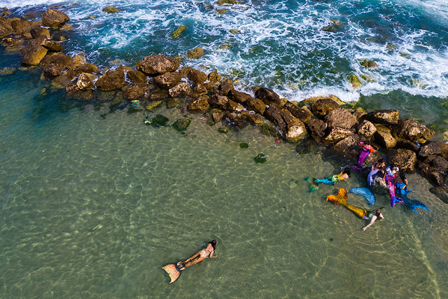 Девушки из Израильского сообщества русалок плавают у берегу моря в Бат-Яме, недалеко от Тель-Авива, Израиль, 23 мая 2020 года