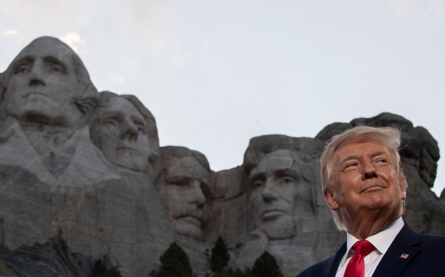 Президент Дональд Трамп во время посещения национального мемориала на горе Рашмор возле Кистоуна, Южная Дакота, 3 июля 2020 года