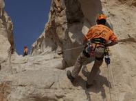 Спасатели оказывают помощь туристам, оказавшимся в "ловушке" возле пещеры Кешет
