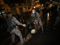 В Иерусалиме участники беспорядков забросали камнями машину; пострадал полицейский