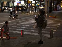 Новые ПДД запрещают переходить дорогу с мобильником в руках и возить ребенка на переднем сидении