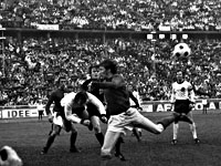 Колин Белл (на переднем плане) в четвертьфинальном матче чемпионата Европы 1972 года ФРГ - Англия
