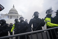 Сторонники Трампа штурмуют здание Конгресса. Заседание по утверждению итогов выборов приостановлено