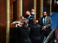 Сторонники Дональда Трампа ворвались в здание Конгресса. Заседание прервано