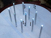 Инсталляция из 10 колонн, пронизанных пулями и дополненных звуковыми и световыми эффектами в мемориале "Бабий Яр"