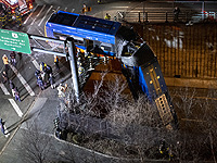 В нью-йоркском районе Бронкс автобус сорвался с эстакады высотой 15 метров