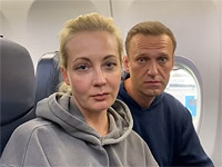 "Мальчик, водочки нам принеси. Мы домой летим". Супруги Навальные возвращаются в Москву