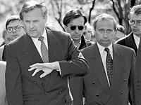 Владимир Путин (справа) рядом с Анатолием Собчаком
