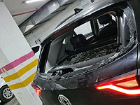 Автомобиль полиции после атаки на него в Бней-Браке