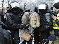 На митингах в защиту Навального в России задержали более 3300 человек, из них больше тысячи - в Москве