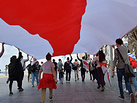 В Тель-Авиве состоялась акция солидарности с Беларусью под бело-красно-белым флагом