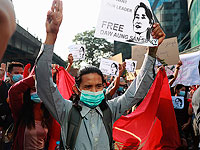 Десятки тысяч человек вышли в Мьянме на акции протеста, требуя освободить Аун Сан Су Чжи. 7 февраля 2021 года