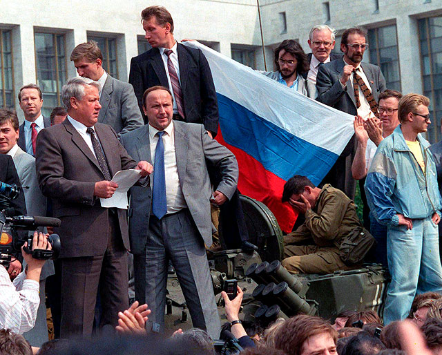 Борис Ельцин читает заявление с брони танка в дни августовского путча. Москва, 19 августа 1990 года