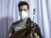 Вакцинация против коронавируса в Израиле. Задайте вопросы профессору Якову Беркуну