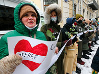 "Любовь сильнее страха": в России проходят акции в поддержку политзаключенных