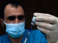 Медик готовит шприц с вакциной во время общенациональной кампании вакцинации в Медицинском центре Американского университета в Бейруте, Ливан