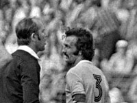 Чемпионат мира 1974. Уругвай - Голландия. Хуан Карлос Масник спорит с арбитром после удаления товарища по команде